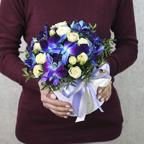 FLORPRO Кустовые белые розы и синие орхидеи в коробке "Аметист", Кустовые белые розы и синие орхидеи в коробке "Аметист"
FLORPRO Кустовые белые розы и синие орхидеи в коробке "Аметист", Кустовые белые розы и синие орхидеи в коробке "Аметист"