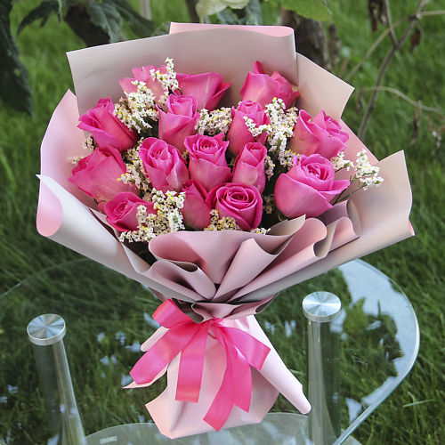 FLORPRO 15 розовых роз с лимониумом в дизайнерской пленке, 15 розовых роз с лимониумом в дизайнерской пленке
FLORPRO 15 розовых роз с лимониумом в дизайнерской пленке, 15 розовых роз с лимониумом в дизайнерской пленке