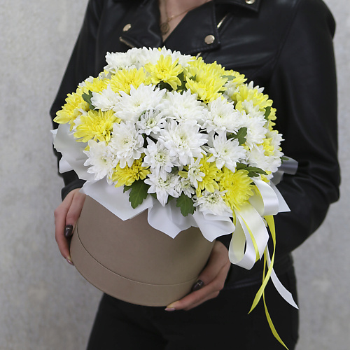 FLORPRO Белые и желтые кустовые хризантемы в крафтовой коробке "Сорренто", Белые и желтые кустовые хризантемы в крафтовой коробке "Сорренто"
FLORPRO Белые и желтые кустовые хризантемы в крафтовой коробке "Сорренто", Белые и желтые кустовые хризантемы в крафтовой коробке "Сорренто"