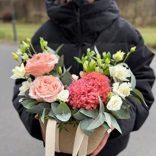 LE BOUQUET Яркий букет из гортензии роз и эвкалипта в плетеной сумочке, Яркий букет из гортензии роз и эвкалипта в плетеной сумочке
LE BOUQUET Яркий букет из гортензии роз и эвкалипта в плетеной сумочке, Яркий букет из гортензии роз и эвкалипта в плетеной сумочке