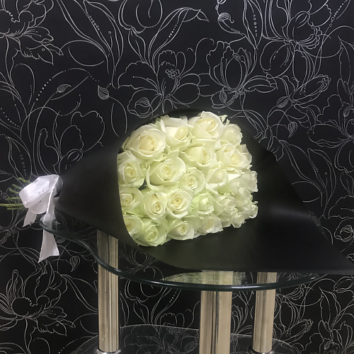 FLORPRO 25 белых роз Аваланч в черном крафте 40 см, 25 белых роз Аваланч в черном крафте 40 см
FLORPRO 25 белых роз Аваланч в черном крафте 40 см, 25 белых роз Аваланч в черном крафте 40 см