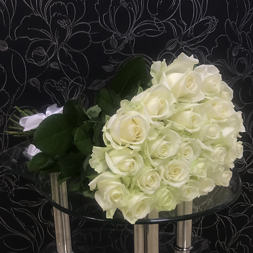 FLORPRO 25 белых роз Аваланч в черном крафте 50 см, 25 белых роз Аваланч в черном крафте 50 см
FLORPRO 25 белых роз Аваланч в черном крафте 50 см, 25 белых роз Аваланч в черном крафте 50 см