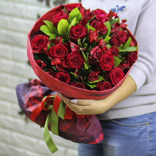 FLORPRO 15 красных роз с альстромерией в крафте, 15 красных роз с альстромерией в крафте
FLORPRO 15 красных роз с альстромерией в крафте, 15 красных роз с альстромерией в крафте