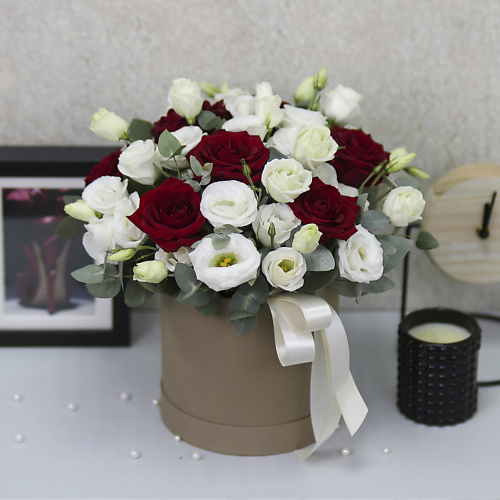 FLORPRO Коробка с красными розами и белой эустомой "Марго", Коробка с красными розами и белой эустомой "Марго"
FLORPRO Коробка с красными розами и белой эустомой "Марго", Коробка с красными розами и белой эустомой "Марго"