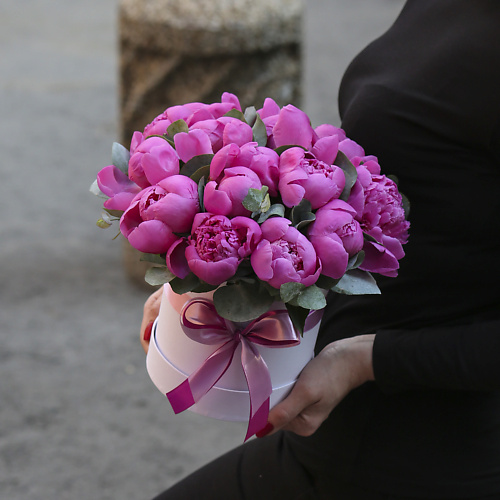 FLORPRO 15 малиновых пионов в коробке с эвкалиптом, 15 малиновых пионов в коробке с эвкалиптом
FLORPRO 15 малиновых пионов в коробке с эвкалиптом, 15 малиновых пионов в коробке с эвкалиптом