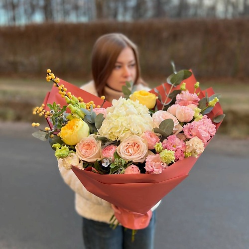 LE BOUQUET Яркий зимний букет из пионовидных роз с гортензией и илексом, Яркий зимний букет из пионовидных роз с гортензией и илексом
LE BOUQUET Яркий зимний букет из пионовидных роз с гортензией и илексом, Яркий зимний букет из пионовидных роз с гортензией и илексом
