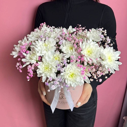 GLOW FLOWERS Кустовые хризантемы и гипсофила в шляпной коробке, Кустовые хризантемы и гипсофила в шляпной коробке
GLOW FLOWERS Кустовые хризантемы и гипсофила в шляпной коробке, Кустовые хризантемы и гипсофила в шляпной коробке