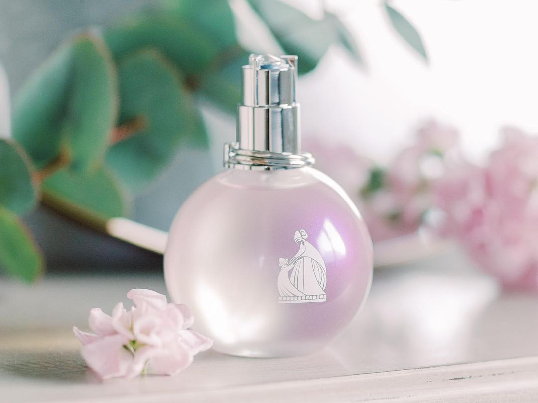 Духи с запахом сирени: Топ-9 неповторимых парфюмов для весны