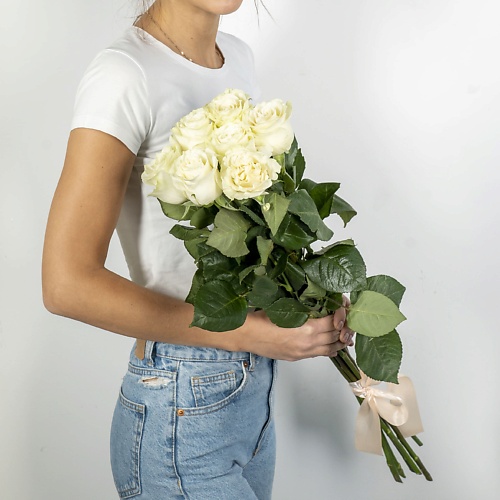 букет из 15 белых роз эквадор 50 см vendela в упаковке Букет живых цветов ЛЭТУАЛЬ FLOWERS Букет из высоких белых роз Эквадор 7 шт. (70 см)