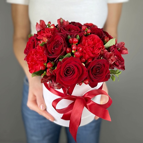Букет живых цветов ЛЭТУАЛЬ FLOWERS Композиция из роз и гвоздик в коробке Тайное признание