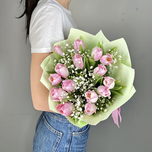 ЛЭТУАЛЬ FLOWERS Букет из розовых тюльпанов и гипсофилы лэтуаль flowers букет из гипсофилы 5 шт
