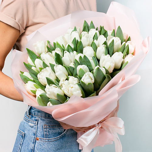ЛЭТУАЛЬ FLOWERS Букет из белых тюльпанов 51 шт. лэтуаль flowers букет из высоких красно белых роз эквадор 25 шт 70 см