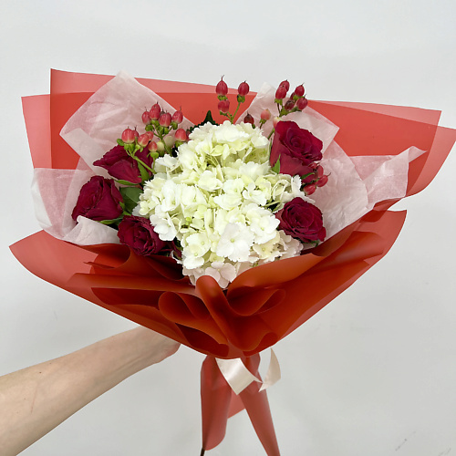 ЛЭТУАЛЬ FLOWERS Букет живых цветов из роз, гортензии и гиперикума лэтуаль открытка flowers