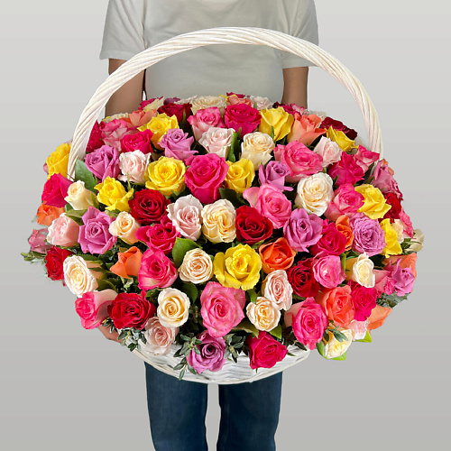 ЛЭТУАЛЬ FLOWERS Корзина из разноцветных роз Кения 151 шт.