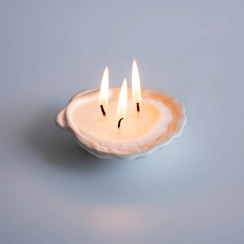 Изображение товара LA PALME ARTISAN CERAMICA Свеча авторская в ракушке гребешок из керамики, цвет: Белый, 1 шт