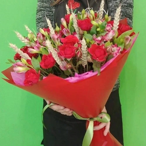VORNIKOV BOUQUETS Букет с розами Рубиновый браслет сувенир полистоун свет ангел с красными розами микс 6х6х9 5 см