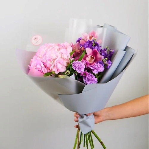 цена Букет живых цветов FLOWERY Композиция Розовый махаон M