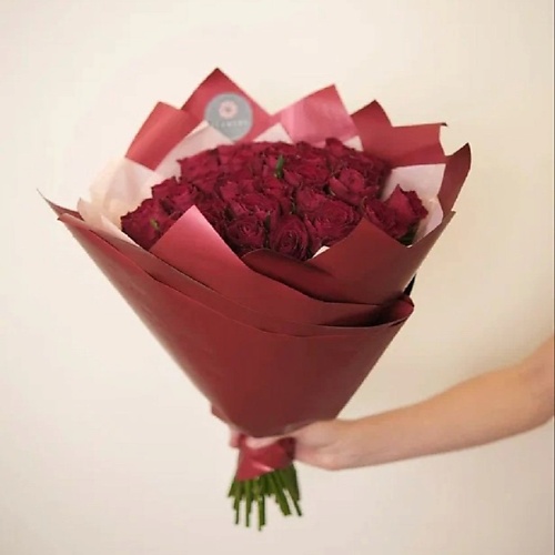 Букет живых цветов FLOWERY Роза Кения 40 см красные (Standart) 25 шт букет из 25 персиковых роз кения 40 см standart в кремовой пленке