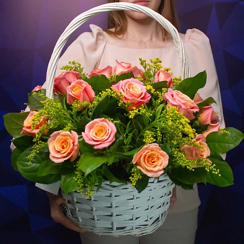 корзина с цветами и продуктами 9 роз Букет живых цветов ЛЭТУАЛЬ FLOWERS Корзина-букет с цветами из персиковых роз и содидаго Коралловые сны 25 шт