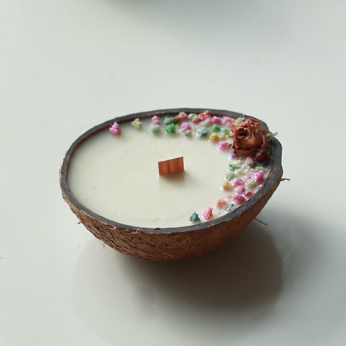 Свеча CANDLE ZEN Свеча ароматическая в кокосе с ароматом  Табак и ваниль