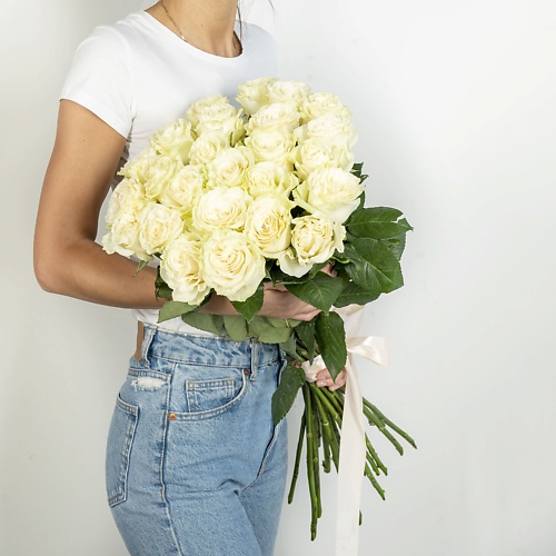 Букет живых цветов ЛЭТУАЛЬ FLOWERS Букет из высоких белых роз Эквадор 35 шт. (70 см) цветы лэтуаль flowers букет из оранжевых тюльпанов 35 шт