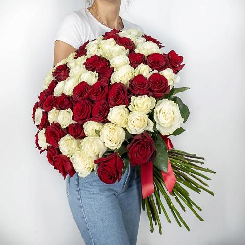 Букет живых цветов ЛЭТУАЛЬ FLOWERS Букет из высоких красно-белых роз Эквадор 75 шт. (70 см)