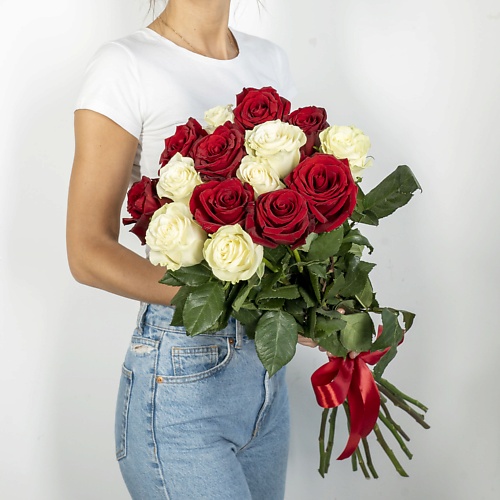 Букет живых цветов ЛЭТУАЛЬ FLOWERS Букет из высоких красно-белых роз Эквадор 15 шт. (70 см)