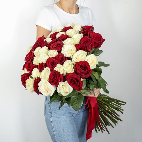 Букет живых цветов ЛЭТУАЛЬ FLOWERS Букет из высоких красно-белых роз Эквадор 51 шт. (70 см)