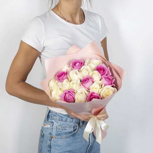 Букет живых цветов ЛЭТУАЛЬ FLOWERS Букет из белых и розовых роз Россия 19 шт. (40 см)