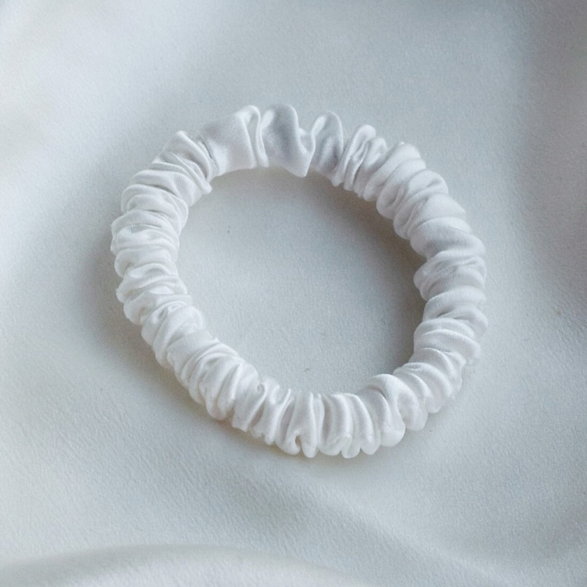 Изображение товара Узкая шелковая резинка для волос Pearl от 8 HORAS of silk