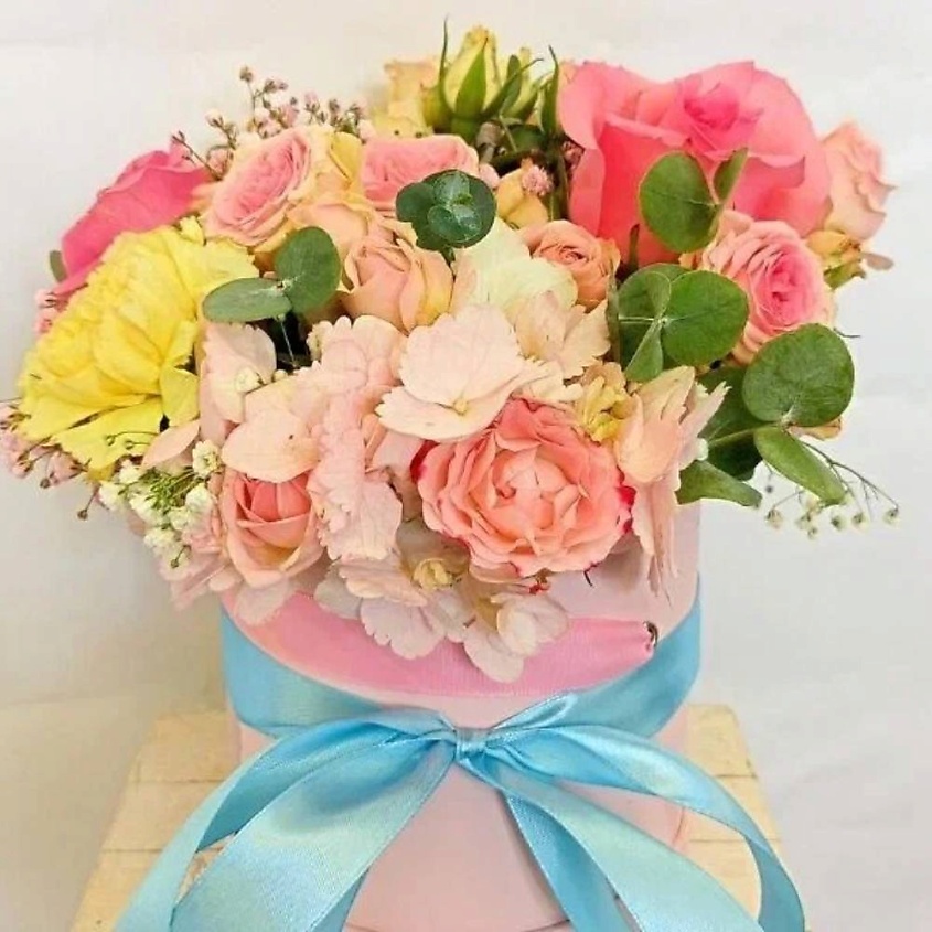 Изображение товара Коробка цветов Легкость с гортензией и розами VORNIKOV BOUQUETS