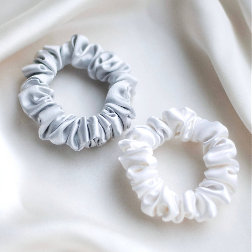Изображение товара Набор из 2 шелковых резинок для волос 8 HORAS OF SILK Silver Pearl