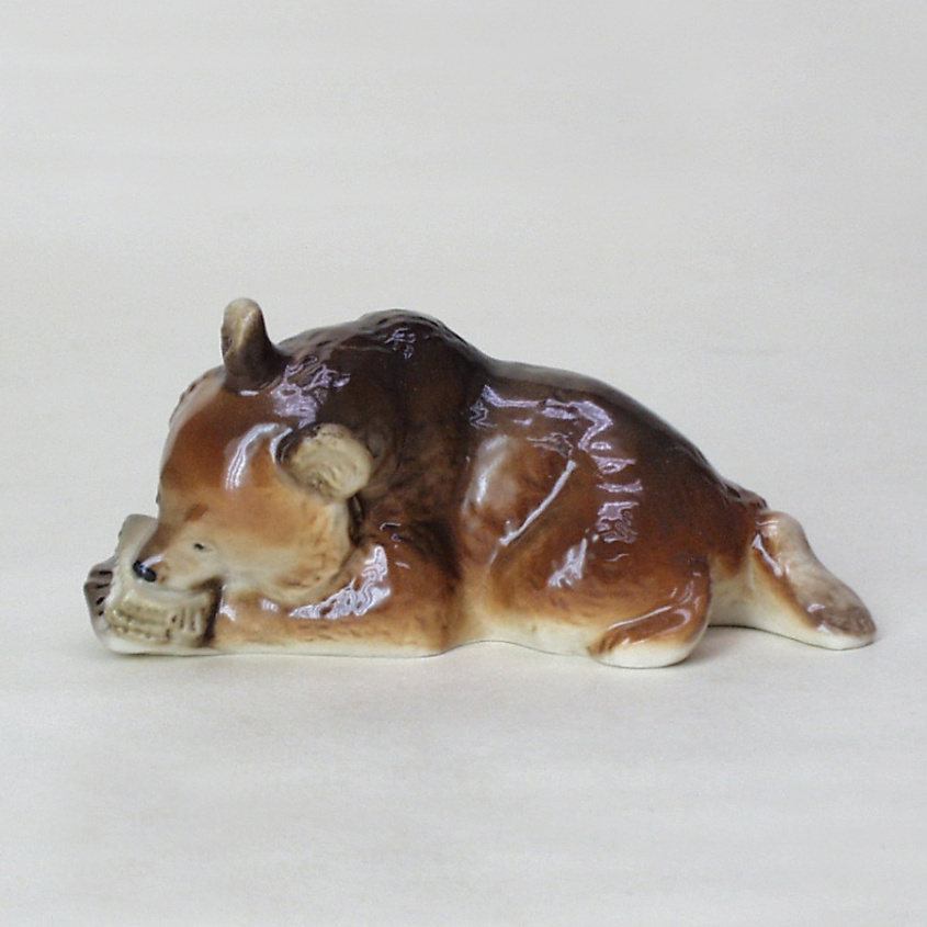 Изображение товара ИМПЕРАТОРСКИЙ ФАРФОРОВЫЙ ЗАВОД Скульптура "Медвежонок с сотами", 1 шт.