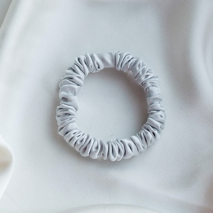 Изображение товара 8 HORAS of silk Узкая шелковая резинка для волос Silver 10 мм