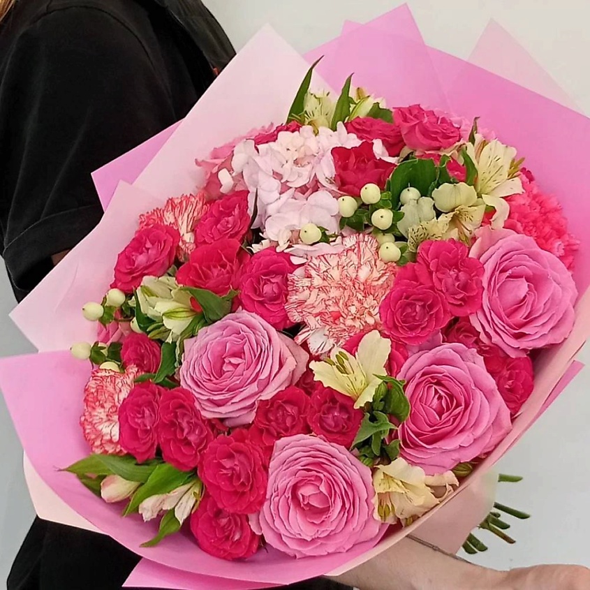 Изображение товара VORNIKOV BOUQUETS Букет Барби, Роза (7 шт.), роза кустовая (4 шт.), альстромерия (5 шт.), гиперикум (2 шт.), гортензия (1 шт.), диантус (4 шт.), писташ. Упаковка дизайнерская.