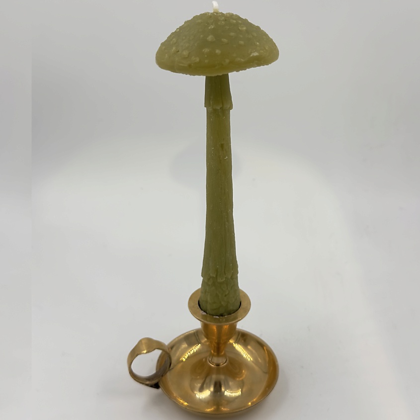 Изображение товара Ароматическая свеча Гриб Мухомор цвета хаки с ароматом пачули и дерева