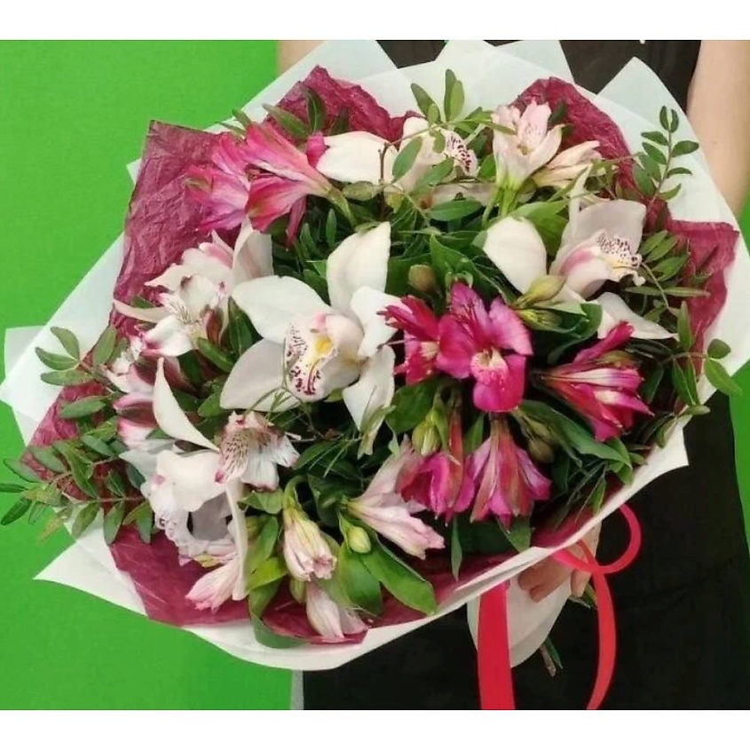 Изображение товара VORNIKOV BOUQUETS Букет с орхидеями Бабочки в животе, Орхидея цимбидиум (5 шт.), альстромерия (5 шт.), писташ (1 шт.), упаковка дизайнерская (1 шт.). Дополнительно к букету идет средство для продления жизни цветов и инструкция по уходу за букет