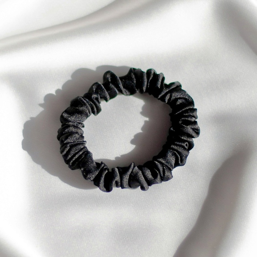 Изображение товара Узкая резинка для волос 8 HORAS OF SILK из искусственного шелка, черная