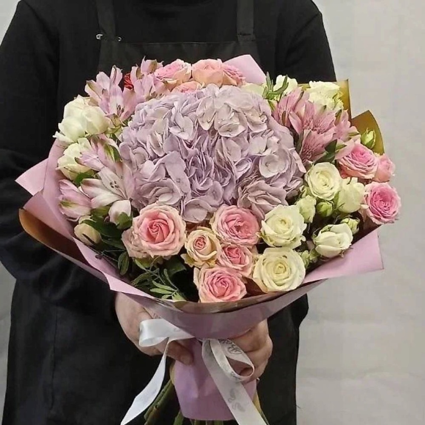 Изображение товара Подарочный букет с гортензией и розами VORNIKOV BOUQUETS, элегантный и свежий