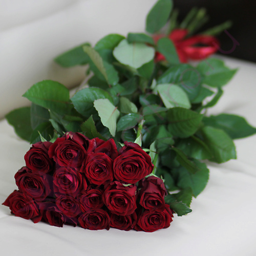 

FLORPRO 15 красных роз Ред Наоми 40 см, 15 красных роз Ред Наоми 40 см