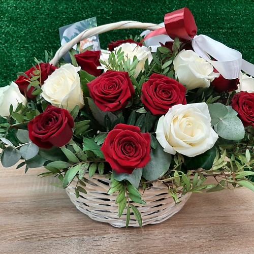 РОЗЫ УРАЛА Корзина 35 бело-красных роз 11390₽