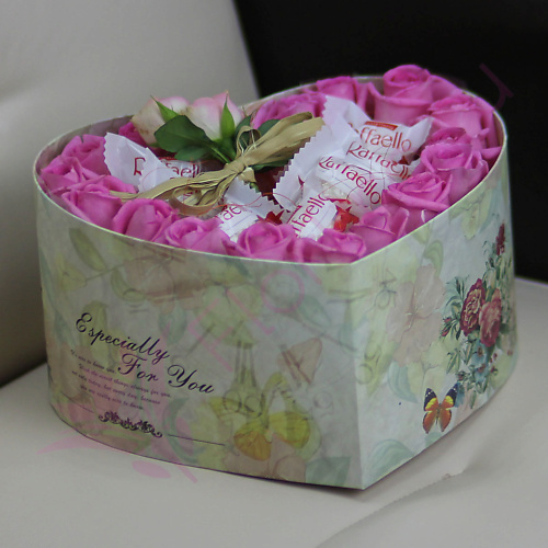 

FLORPRO Сердце из розовых роз с рафаэлло, Сердце из розовых роз с рафаэлло