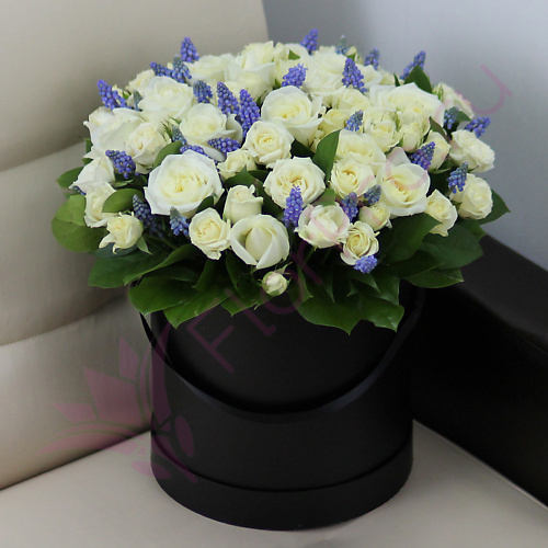 

FLORPRO Белые розы и мускари в коробке, Белые розы и мускари в коробке