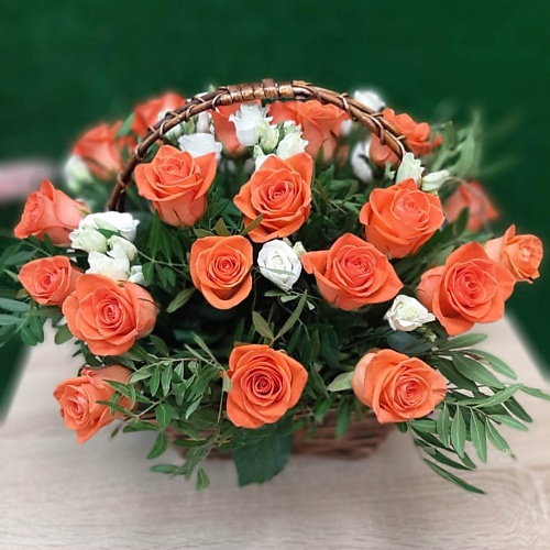 РОЗЫ УРАЛА Корзина 25 рыжих роз с зеленью 11590₽