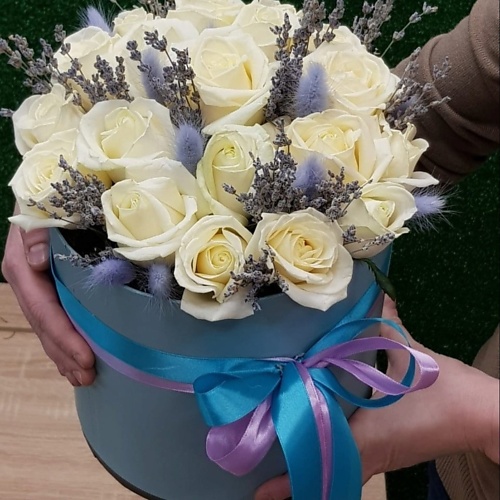 

РОЗЫ УРАЛА Композиция в коробке "Лавандовый бочонок", Композиция в коробке "Лавандовый бочонок"