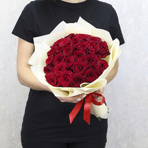 

FLORPRO 25 красных роз "Ред Наоми" 40 см в дизайнерской упаковке, 25 красных роз "Ред Наоми" 40 см в дизайнерской упаковке