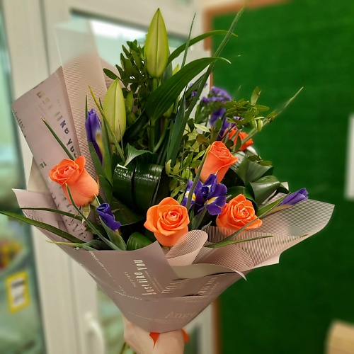РОЗЫ УРАЛА Авторский букет из роз и ирисов Жаркое лето 4890₽