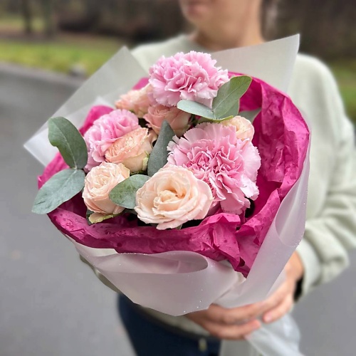 LE BOUQUET Яркий букет для мамы из гвоздик и пионовидных роз 3500₽