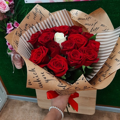 РОЗЫ УРАЛА Романтический букет из роз Единственная 4890₽