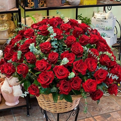 РОЗЫ УРАЛА Корзина 101 бордовая роза 33390₽